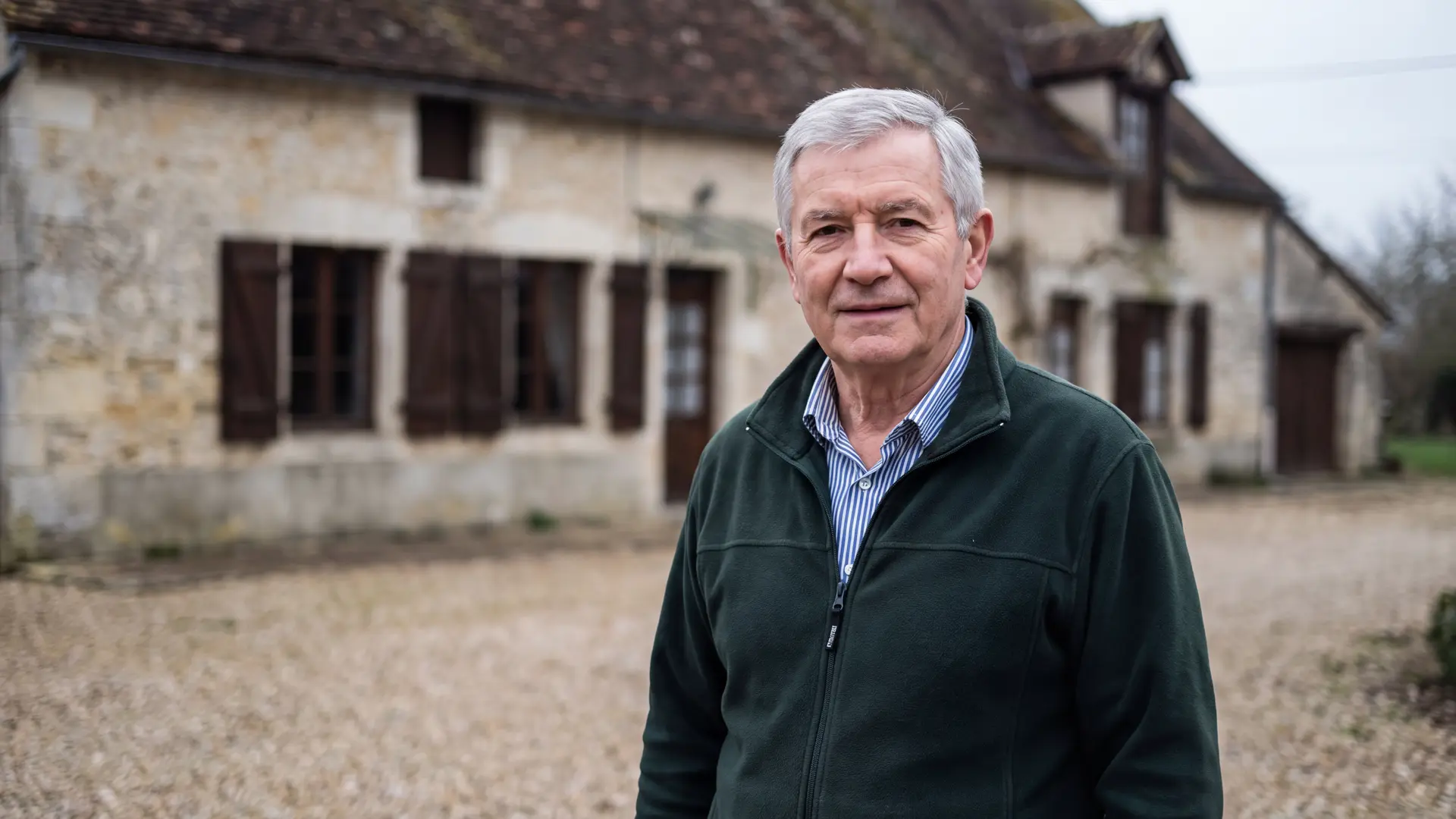 Portrait de Michel Thiébaut devant sa ferme des Vosges